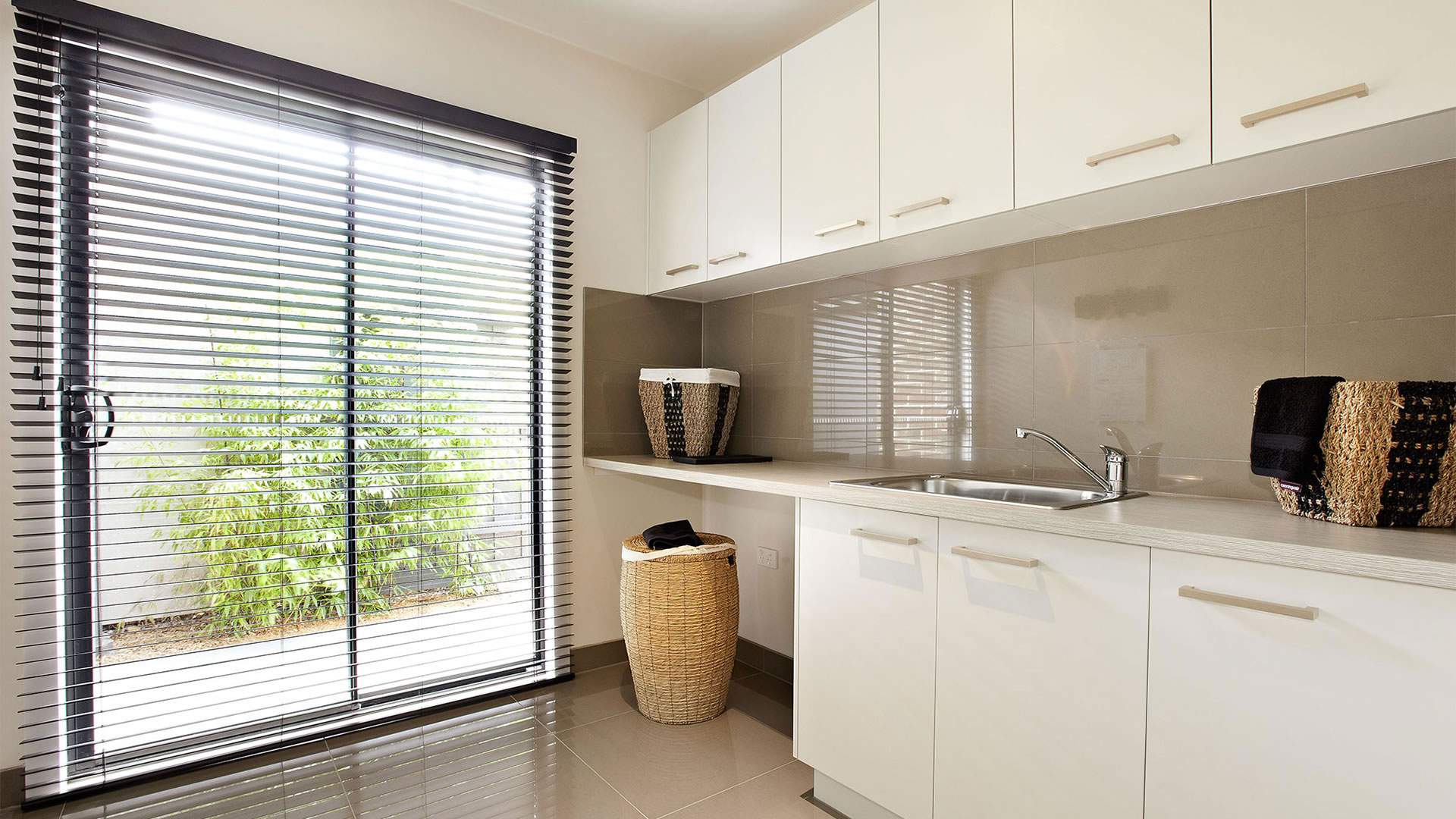 A Sophisticated Contemporary Home with Fresh and Stylish Interiors in Melbourne by Carlisle Homes (37)