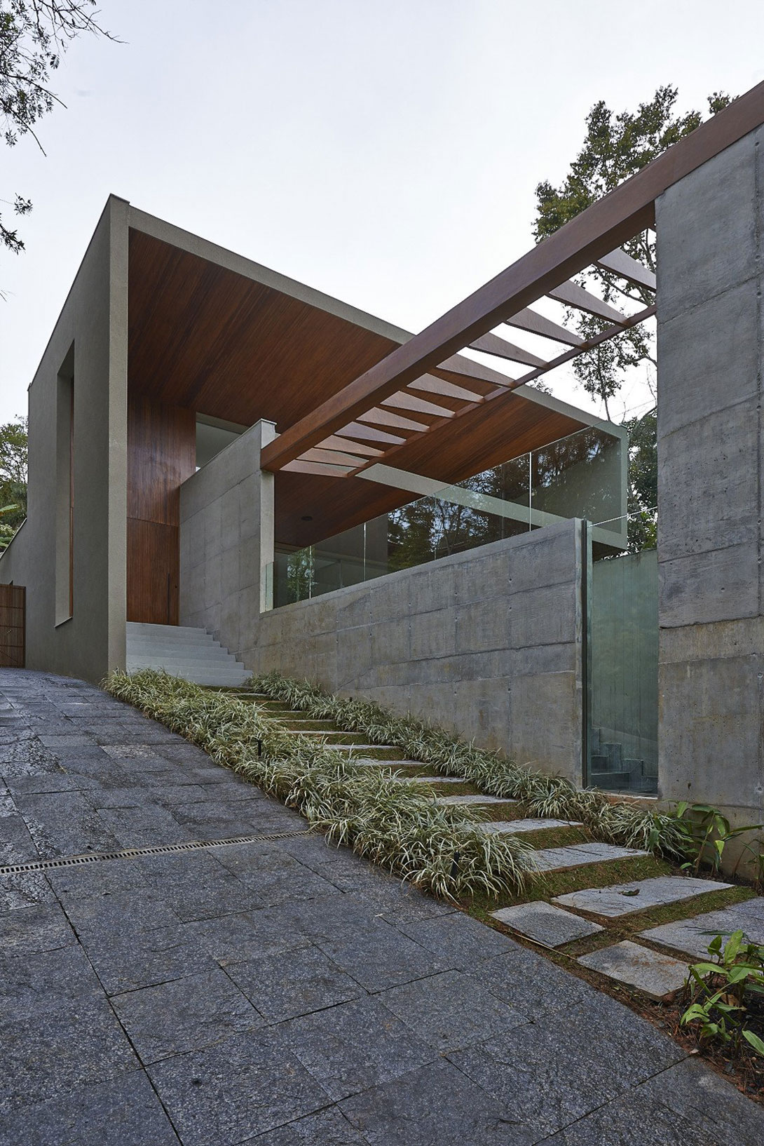 A Sophisticated Contemporary Home with Stunning Views in Nova Lima by Anastasia Arquitetos (2)