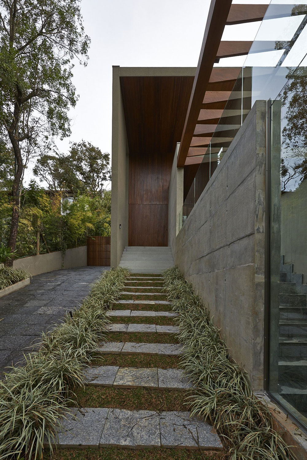 A Sophisticated Contemporary Home with Stunning Views in Nova Lima by Anastasia Arquitetos (3)