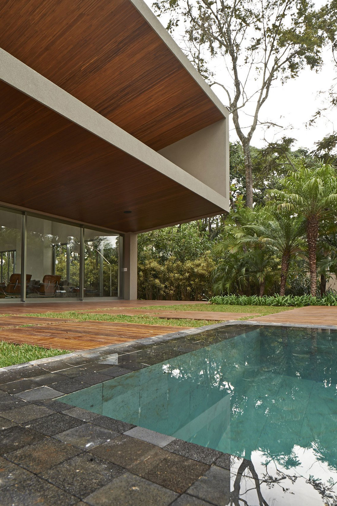 A Sophisticated Contemporary Home with Stunning Views in Nova Lima by Anastasia Arquitetos (5)