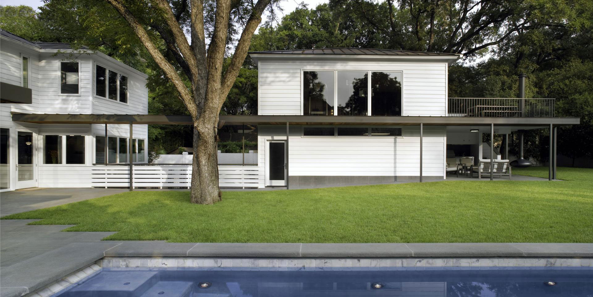 A Sophisticated Home with Luxurious and Chic Exterior Style in Austin by Miró Rivera Architects (1)