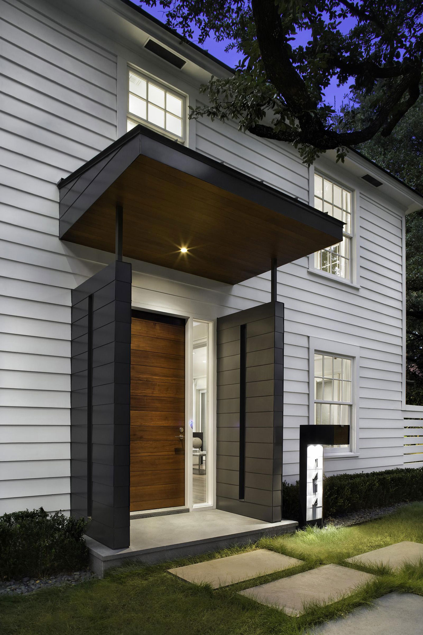 A Sophisticated Home with Luxurious and Chic Exterior Style in Austin by Miró Rivera Architects (12)