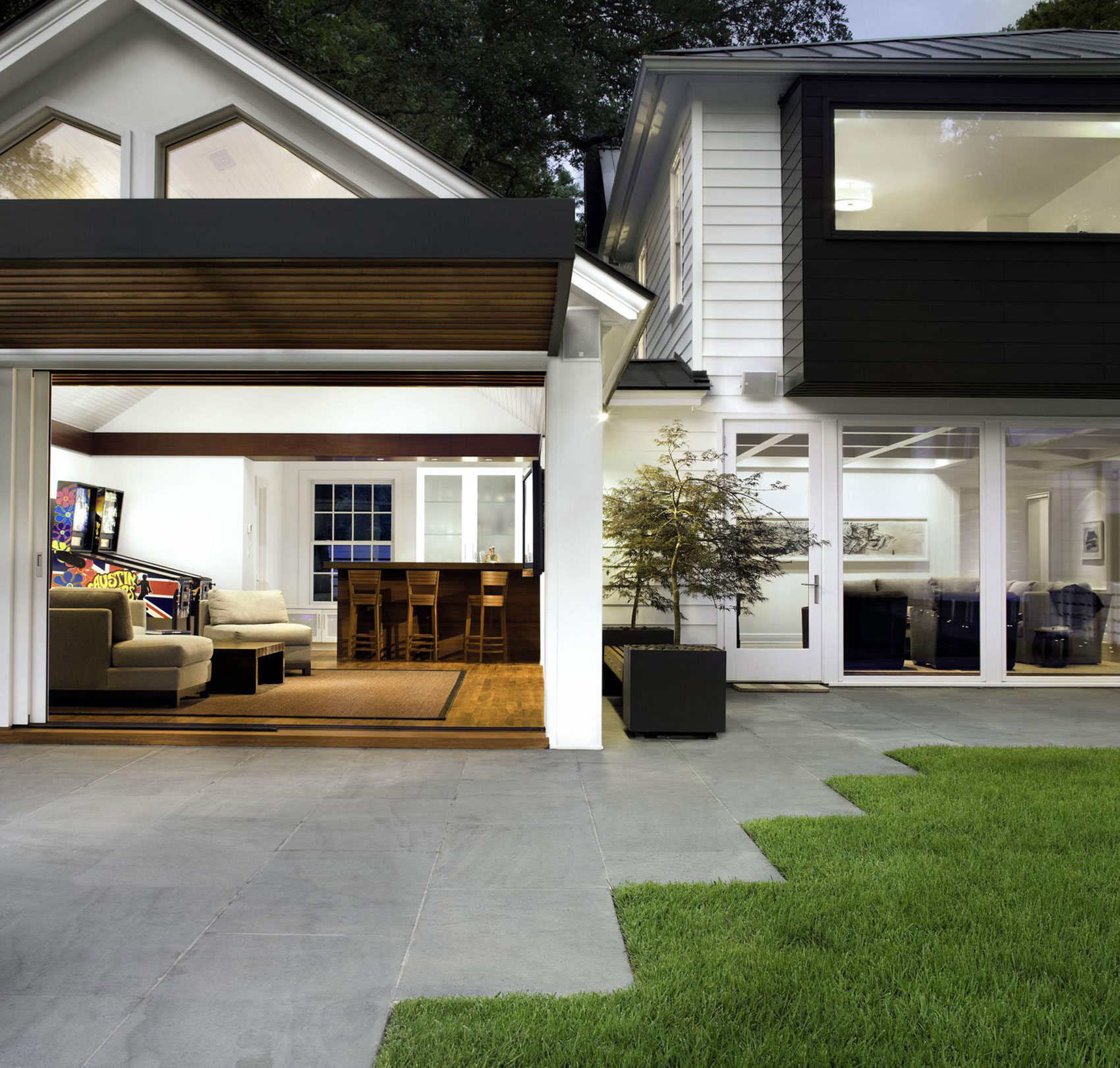 A Sophisticated Home with Luxurious and Chic Exterior Style in Austin by Miró Rivera Architects (14)