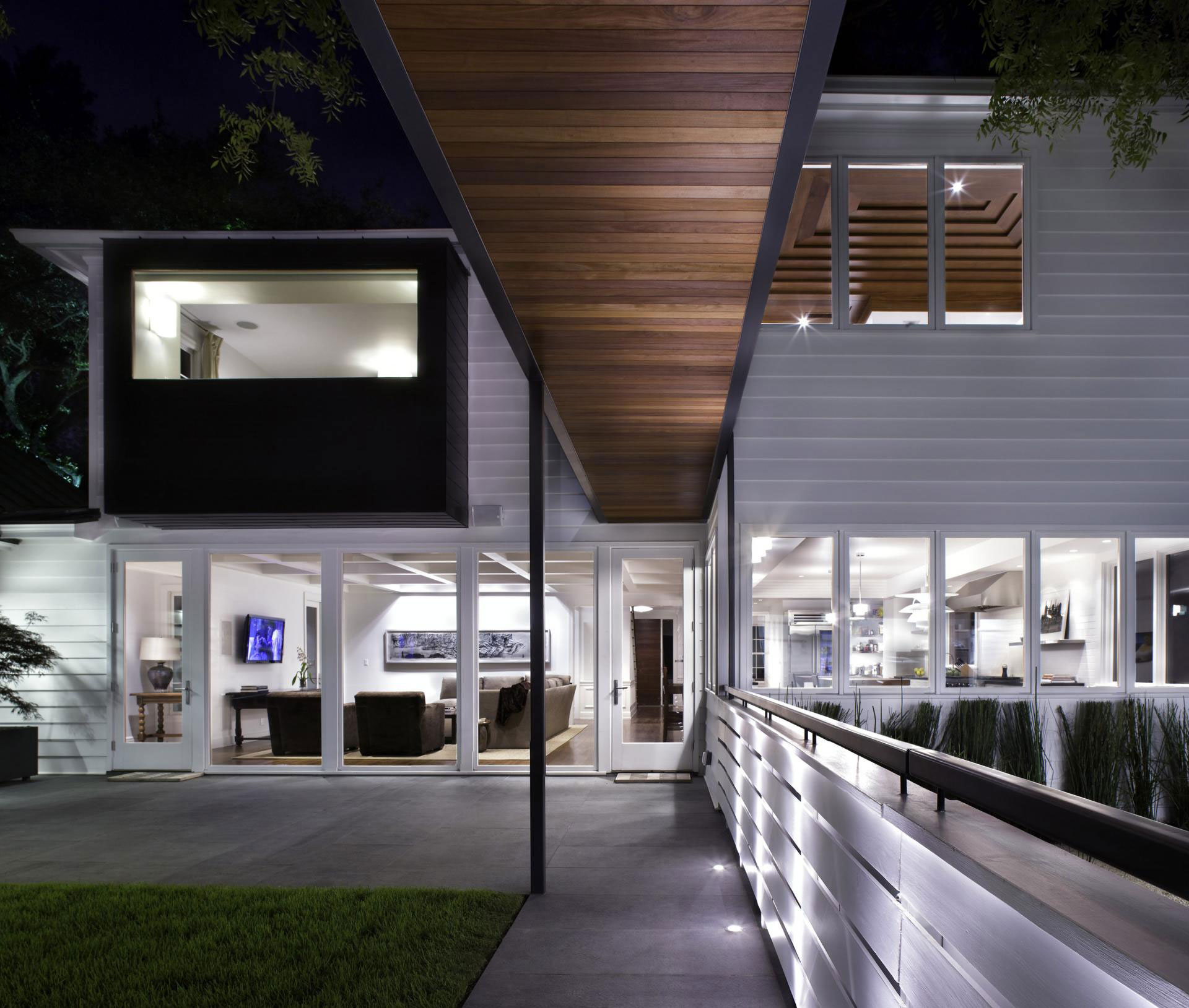 A Sophisticated Home with Luxurious and Chic Exterior Style in Austin by Miró Rivera Architects (15)
