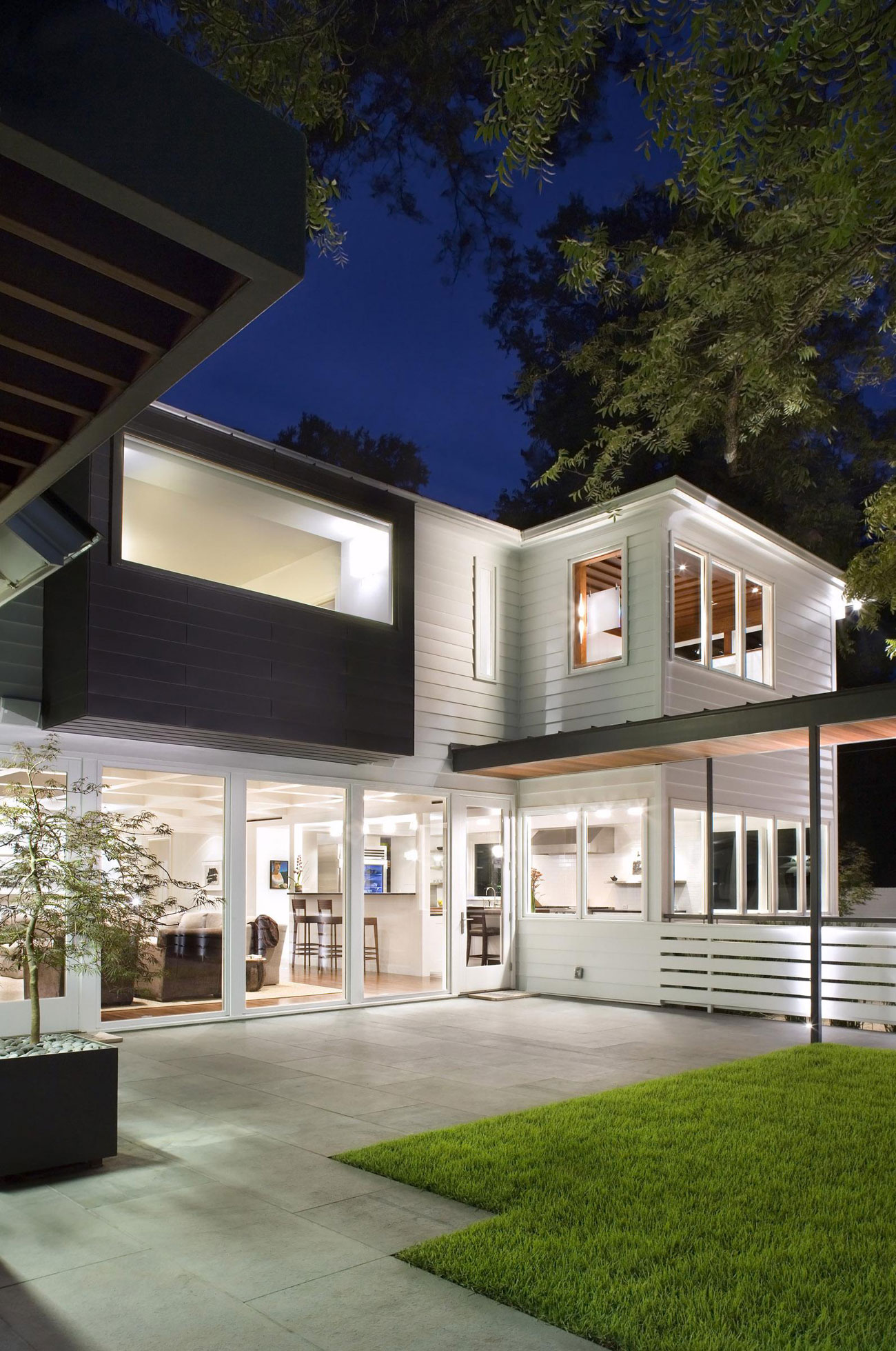 A Sophisticated Home with Luxurious and Chic Exterior Style in Austin by Miró Rivera Architects (16)