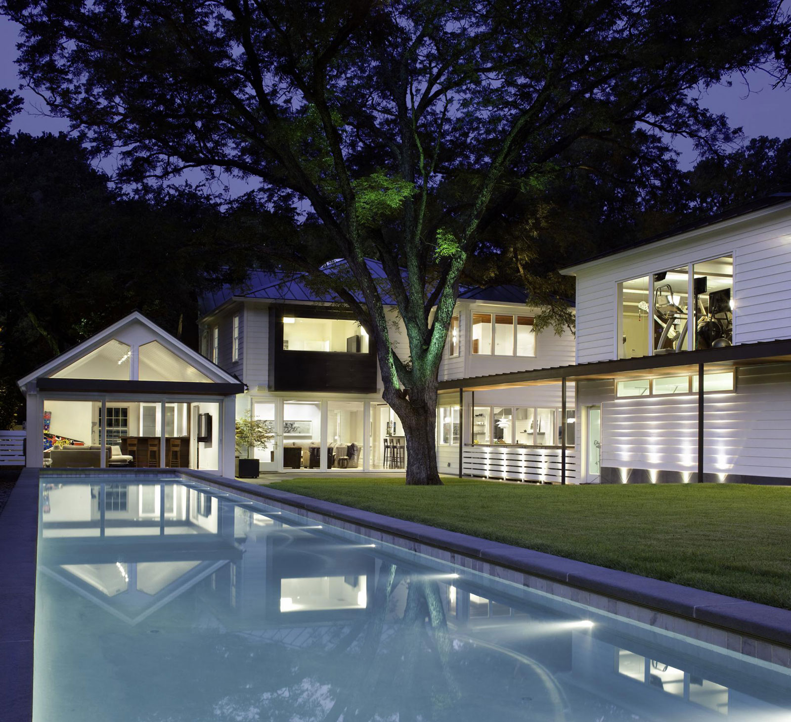 A Sophisticated Home with Luxurious and Chic Exterior Style in Austin by Miró Rivera Architects (17)