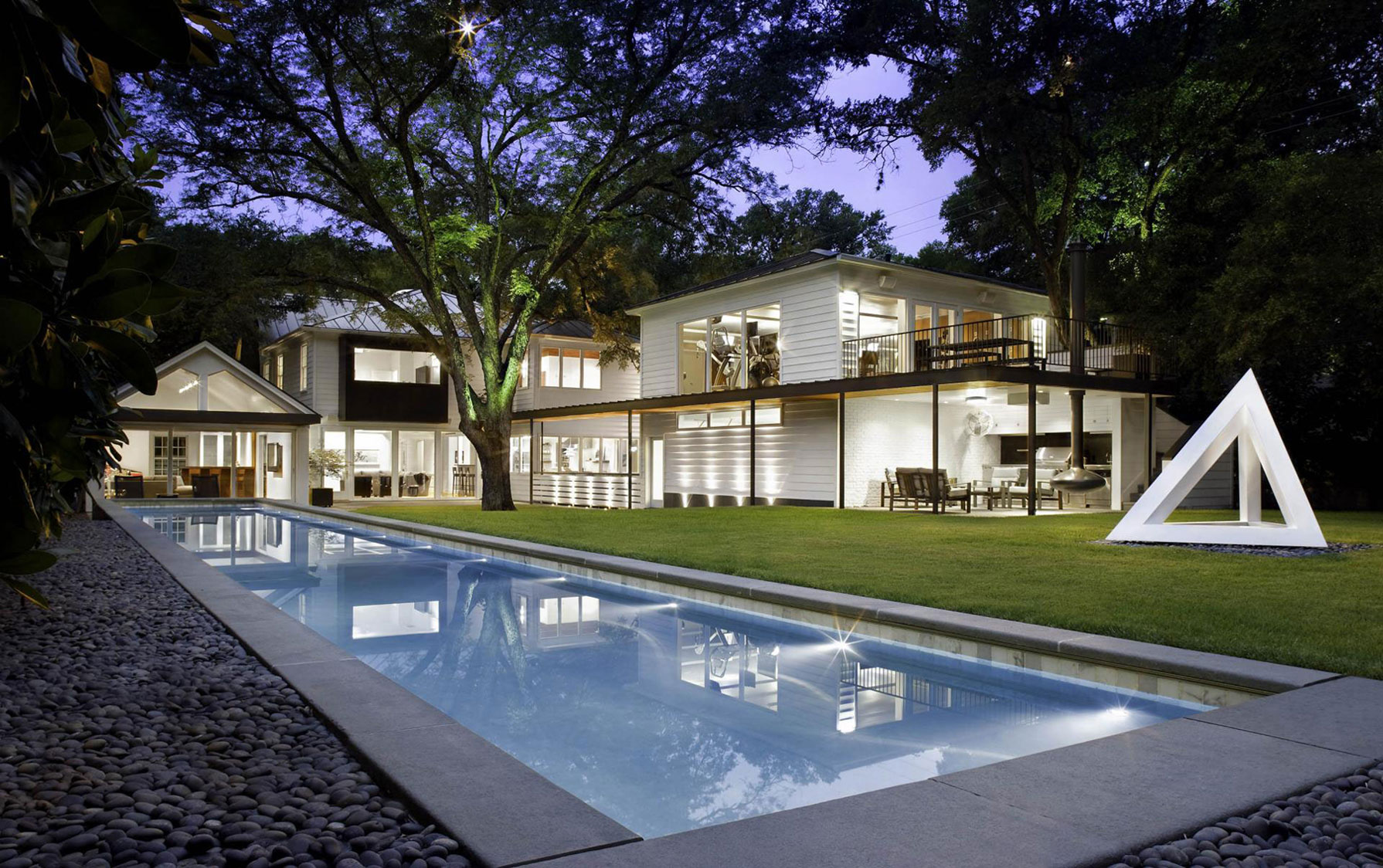 A Sophisticated Home with Luxurious and Chic Exterior Style in Austin by Miró Rivera Architects (18)