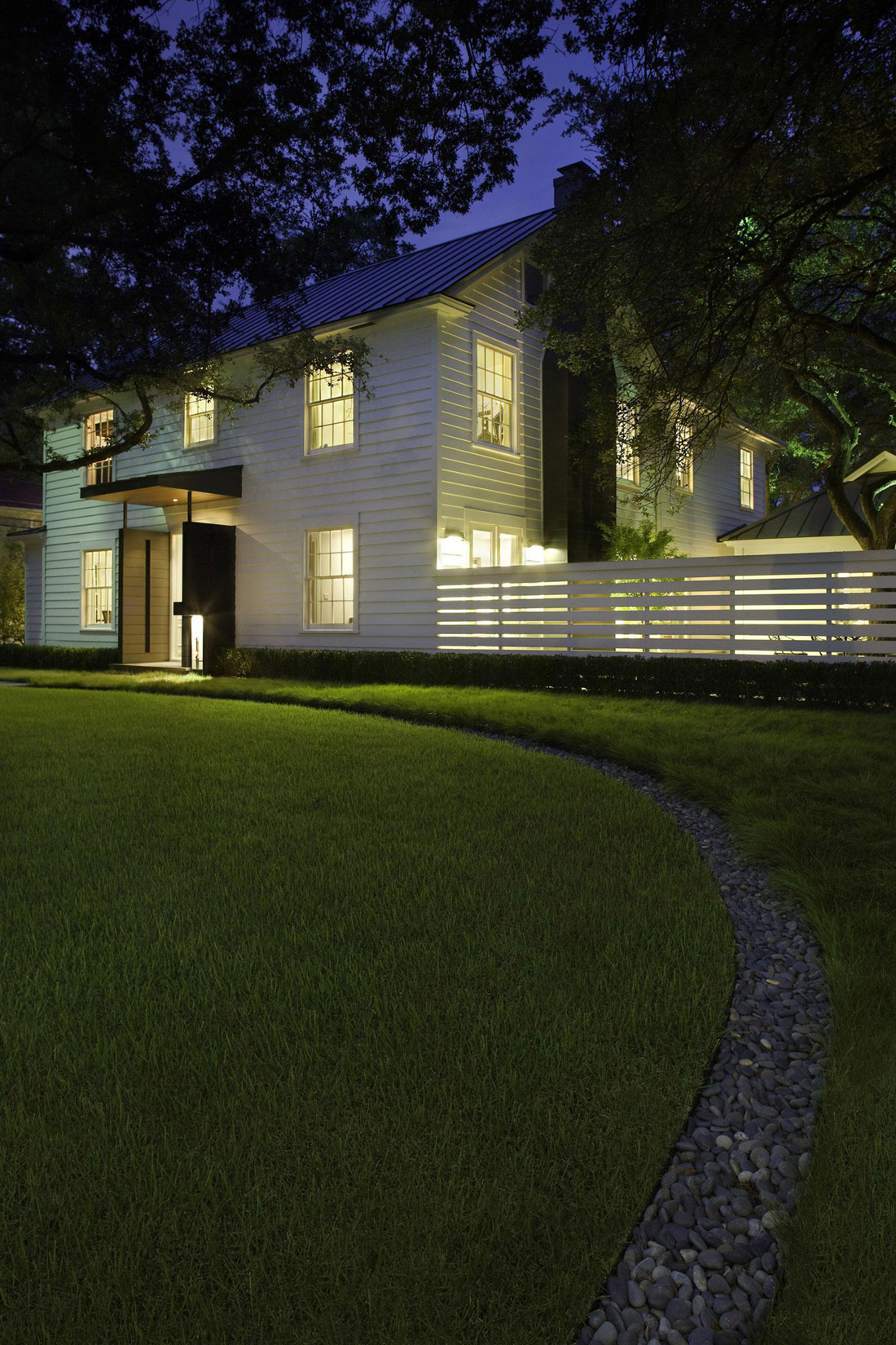 A Sophisticated Home with Luxurious and Chic Exterior Style in Austin by Miró Rivera Architects (19)