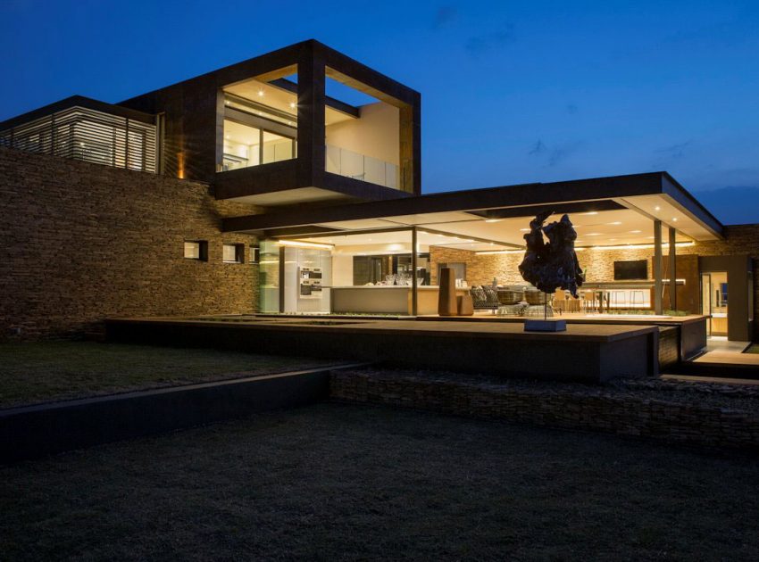 A Sophisticated and Warm Home with Unique and Stunning Views in Pretoria, South Africa by Nico van der Meulen Architects (17)