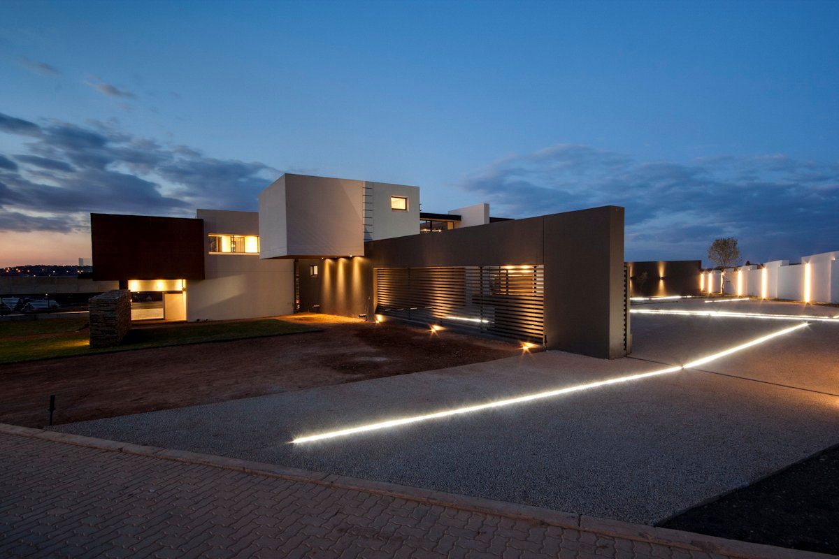 A Sophisticated and Warm Home with Unique and Stunning Views in Pretoria, South Africa by Nico van der Meulen Architects (23)