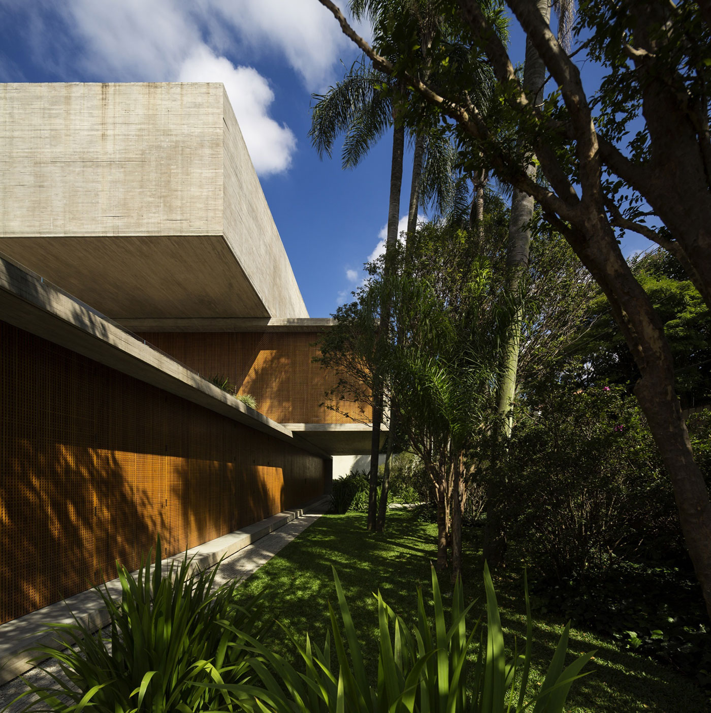 A Spacious Concrete House with Rich and Warm Interior Tones in São Paulo by Studio MK27 & Lair Reis (1)