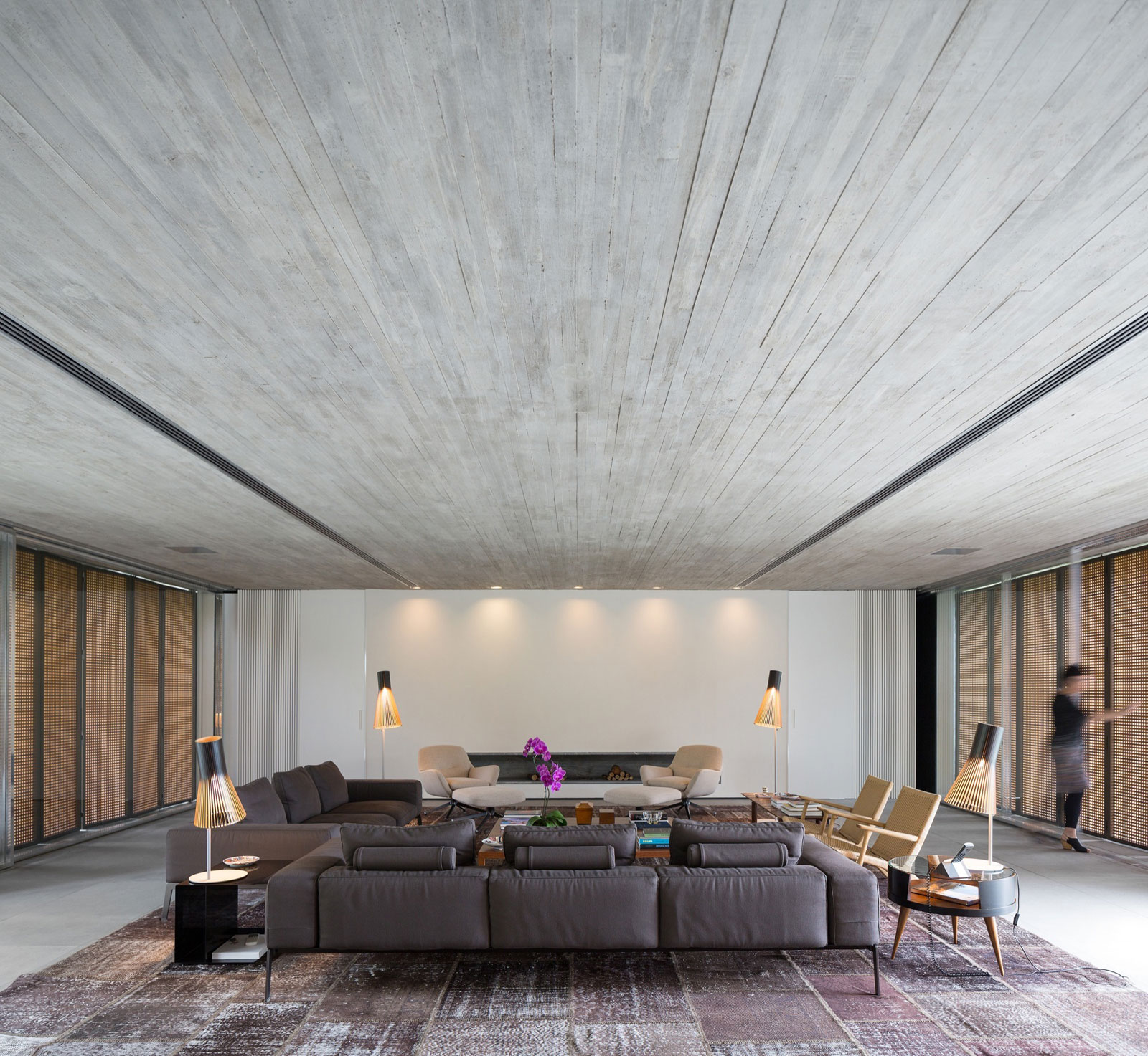A Spacious Concrete House with Rich and Warm Interior Tones in São Paulo by Studio MK27 & Lair Reis (10)