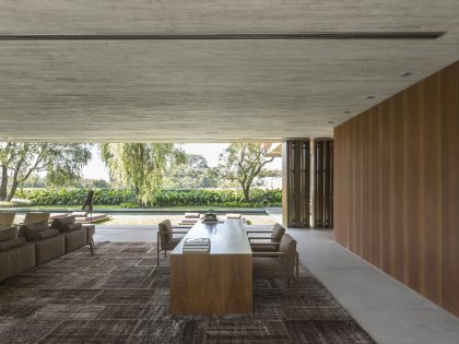 A Spacious Concrete House with Rich and Warm Interior Tones in São Paulo by Studio MK27 & Lair Reis (11)