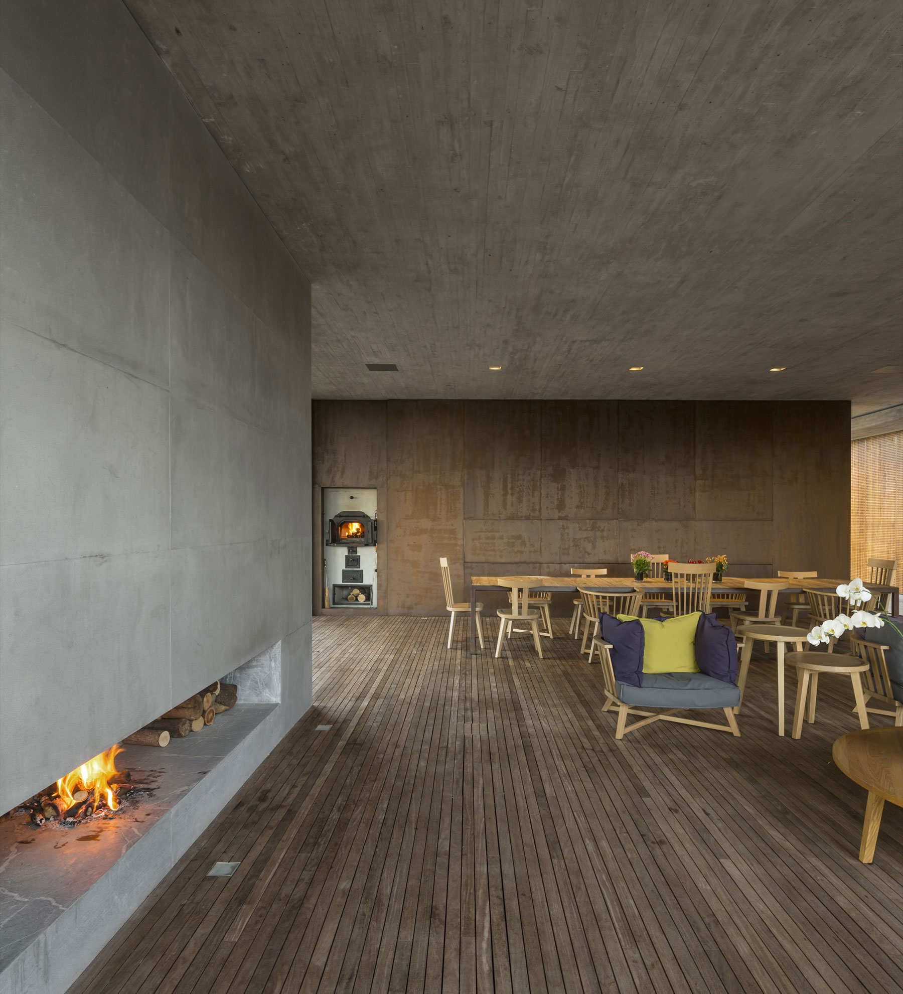 A Spacious Concrete House with Rich and Warm Interior Tones in São Paulo by Studio MK27 & Lair Reis (12)