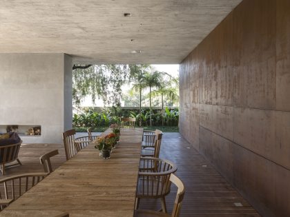 A Spacious Concrete House with Rich and Warm Interior Tones in São Paulo by Studio MK27 & Lair Reis (14)