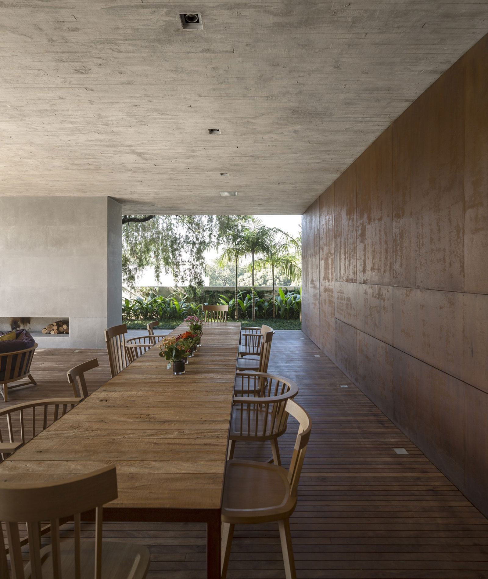 A Spacious Concrete House with Rich and Warm Interior Tones in São Paulo by Studio MK27 & Lair Reis (14)