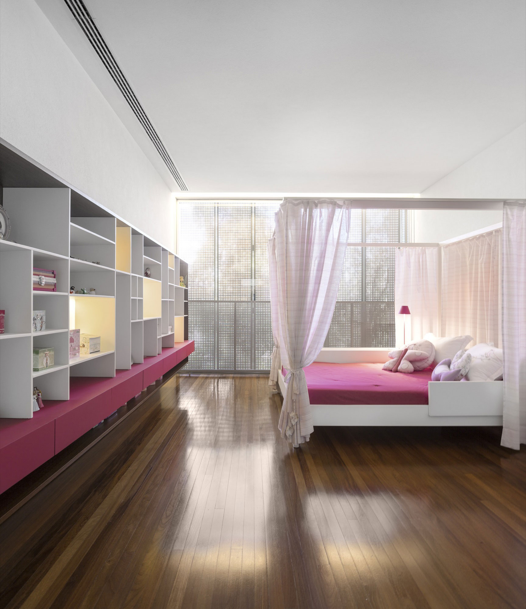 A Spacious Concrete House with Rich and Warm Interior Tones in São Paulo by Studio MK27 & Lair Reis (15)