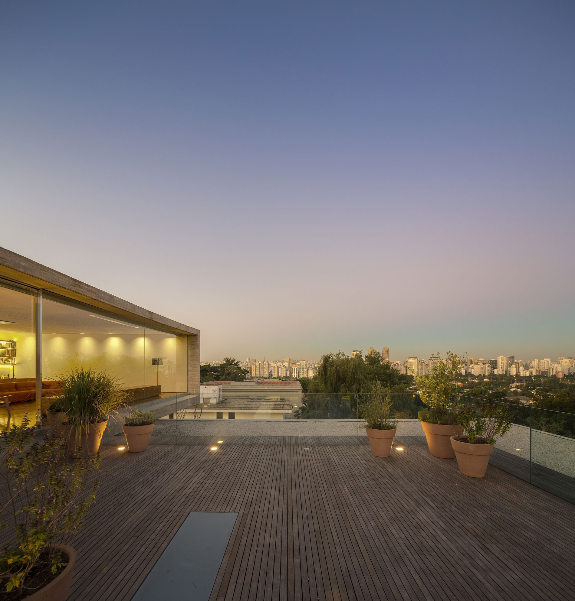 A Spacious Concrete House with Rich and Warm Interior Tones in São Paulo by Studio MK27 & Lair Reis (18)