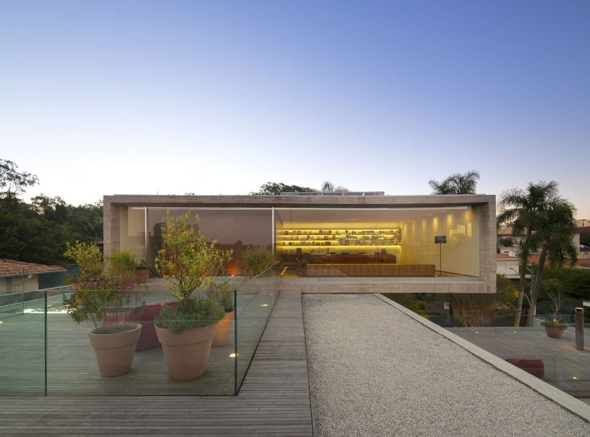 A Spacious Concrete House with Rich and Warm Interior Tones in São Paulo by Studio MK27 & Lair Reis (19)