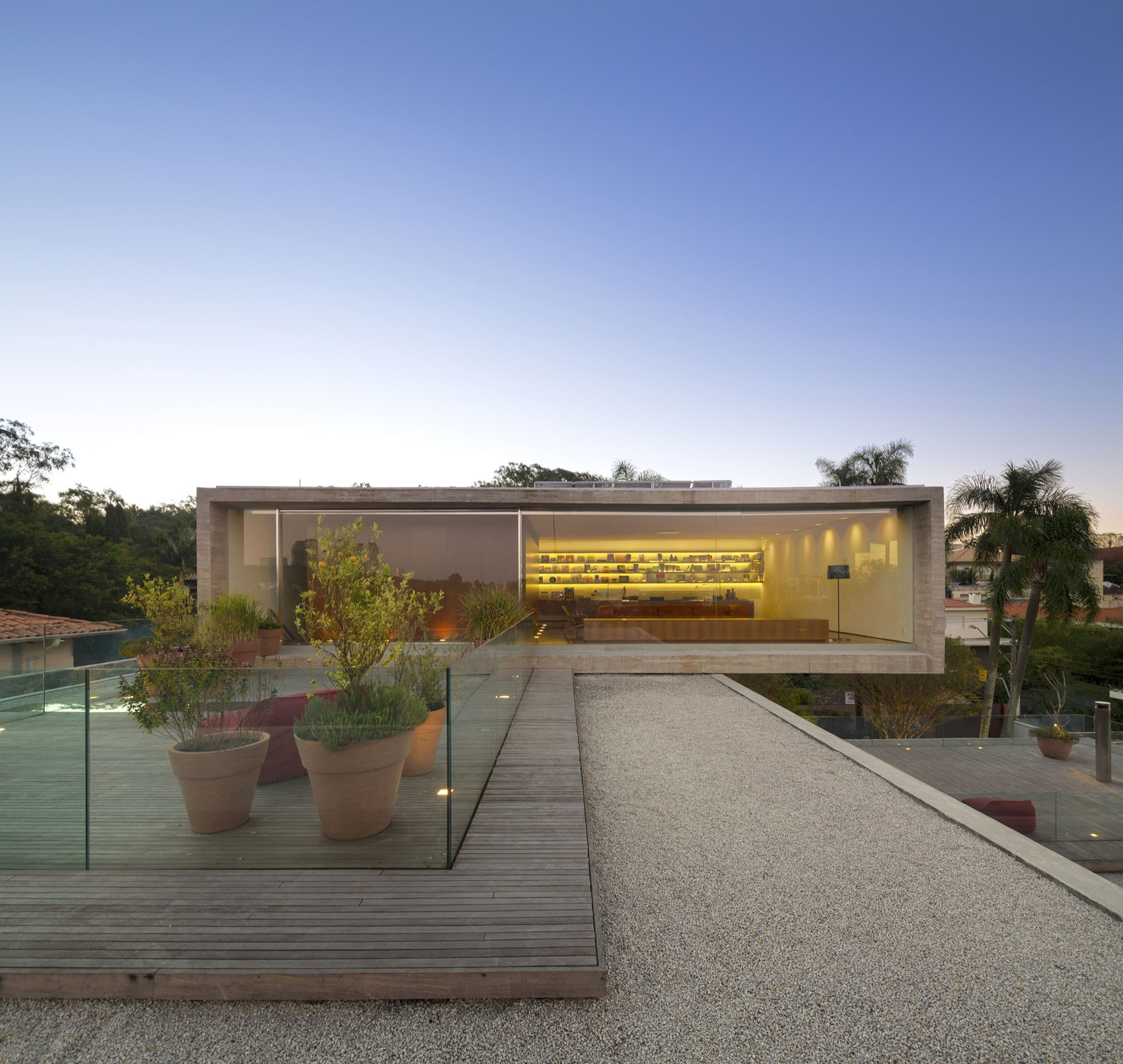 A Spacious Concrete House with Rich and Warm Interior Tones in São Paulo by Studio MK27 & Lair Reis (19)