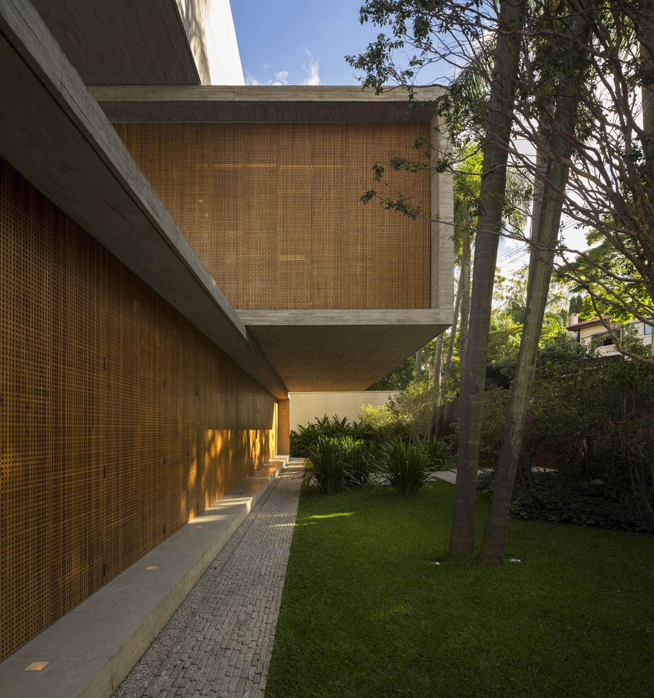 A Spacious Concrete House with Rich and Warm Interior Tones in São Paulo by Studio MK27 & Lair Reis (2)