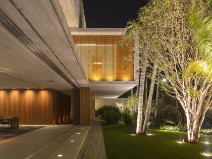 A Spacious Concrete House with Rich and Warm Interior Tones in São Paulo by Studio MK27 & Lair Reis (22)