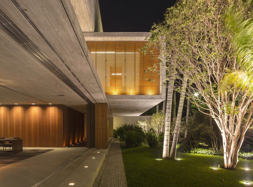 A Spacious Concrete House with Rich and Warm Interior Tones in São Paulo by Studio MK27 & Lair Reis (22)