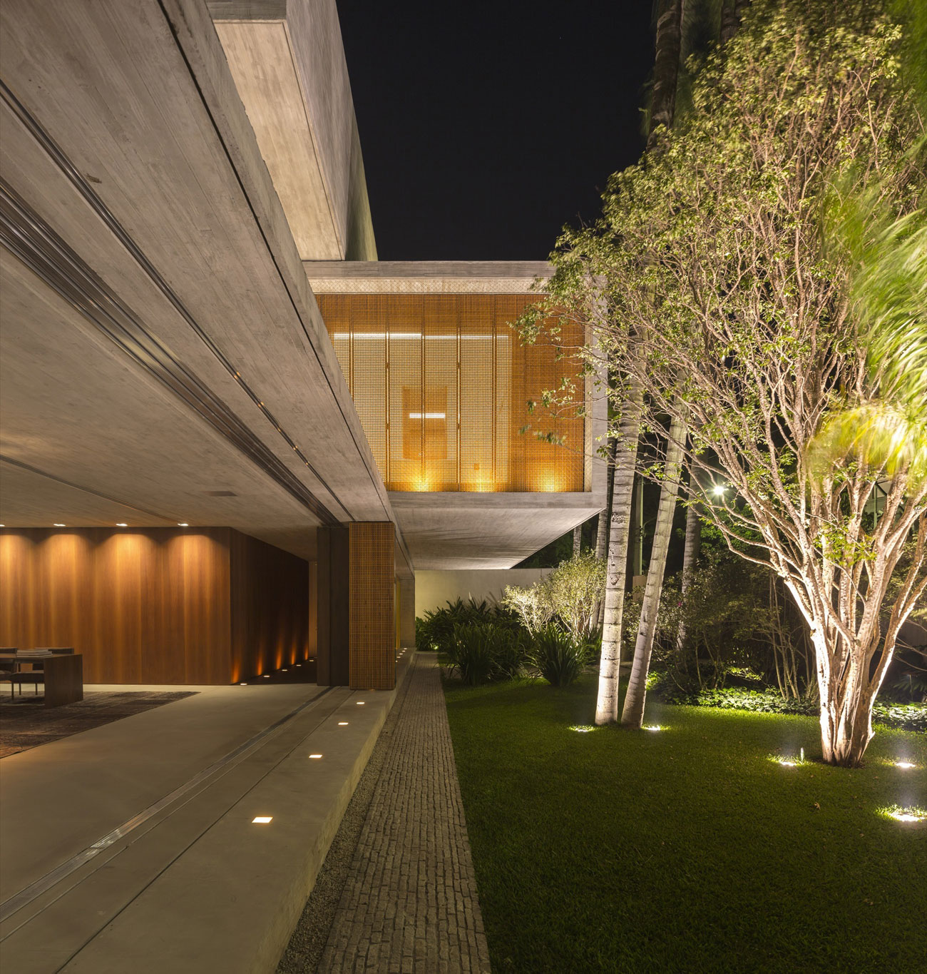 A Spacious Concrete House with Rich and Warm Interior Tones in São Paulo by Studio MK27 & Lair Reis (22)