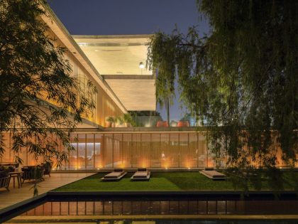 A Spacious Concrete House with Rich and Warm Interior Tones in São Paulo by Studio MK27 & Lair Reis (23)