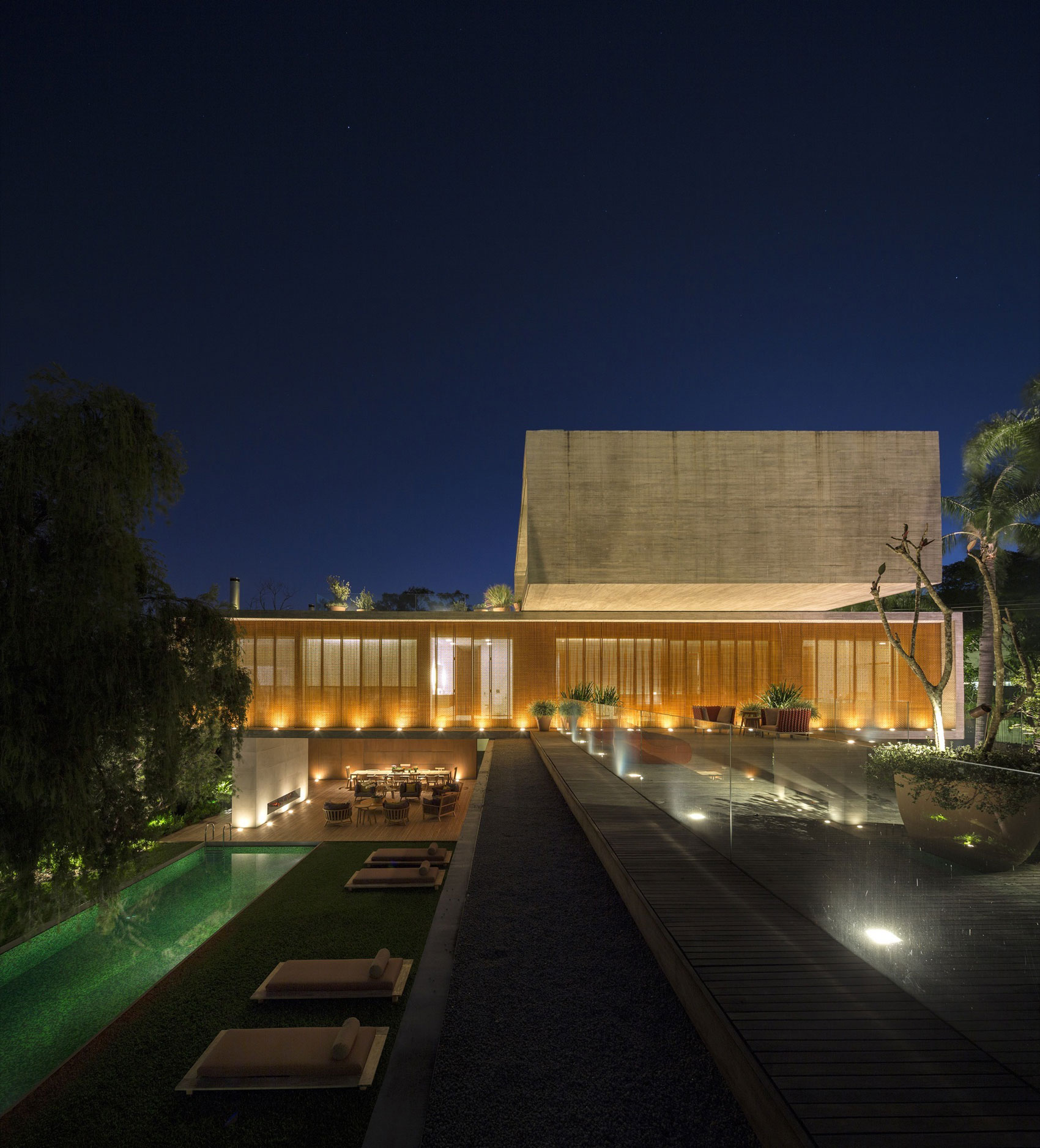 A Spacious Concrete House with Rich and Warm Interior Tones in São Paulo by Studio MK27 & Lair Reis (24)