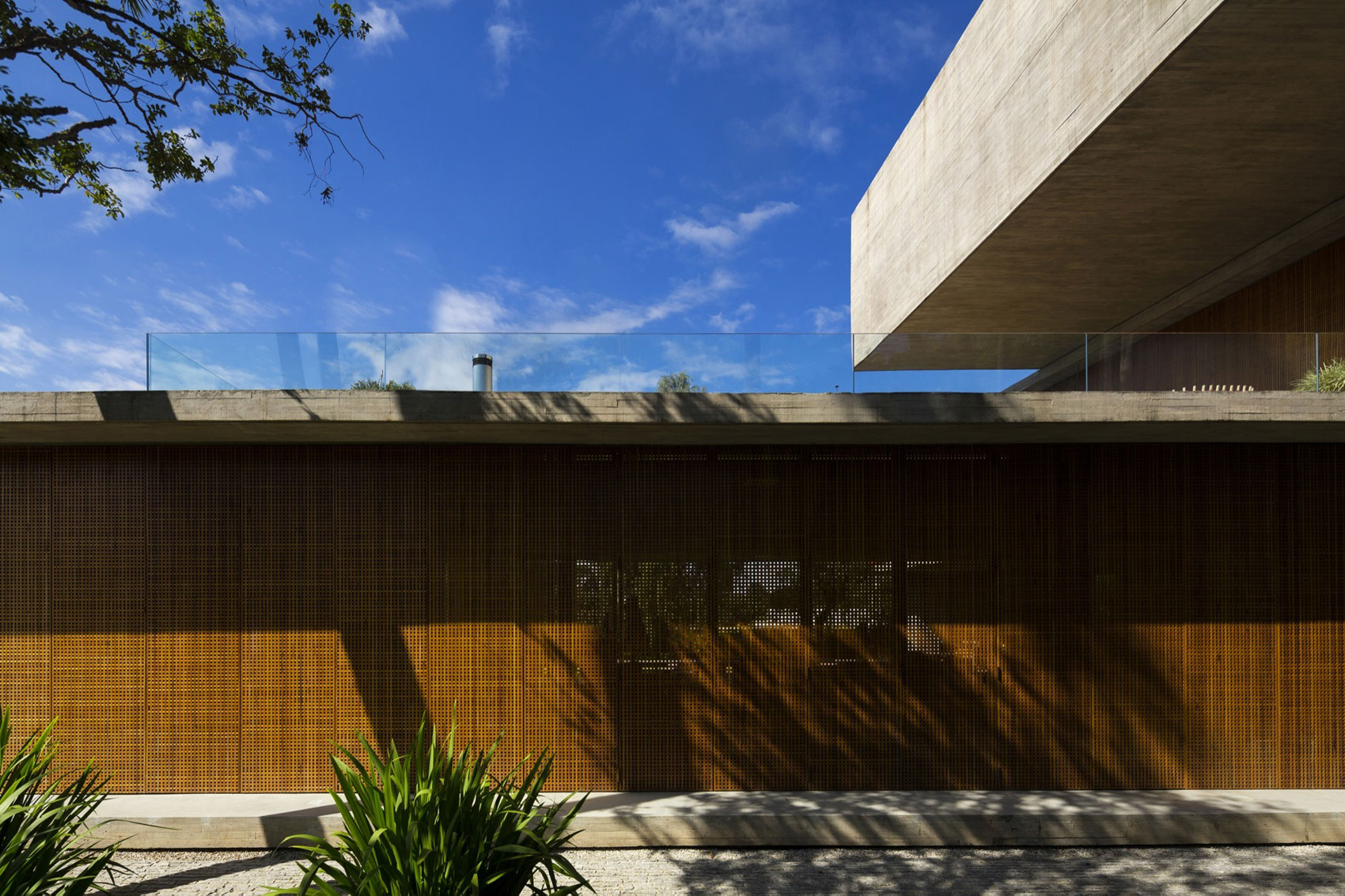 A Spacious Concrete House with Rich and Warm Interior Tones in São Paulo by Studio MK27 & Lair Reis (3)