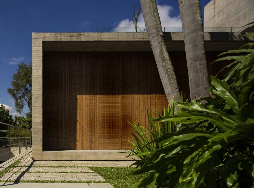 A Spacious Concrete House with Rich and Warm Interior Tones in São Paulo by Studio MK27 & Lair Reis (4)