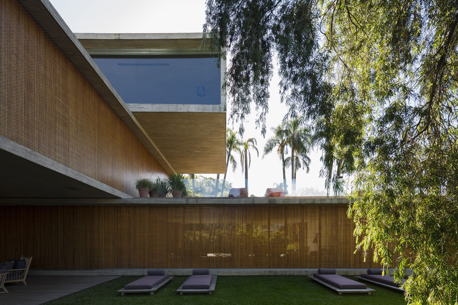 A Spacious Concrete House with Rich and Warm Interior Tones in São Paulo by Studio MK27 & Lair Reis (5)