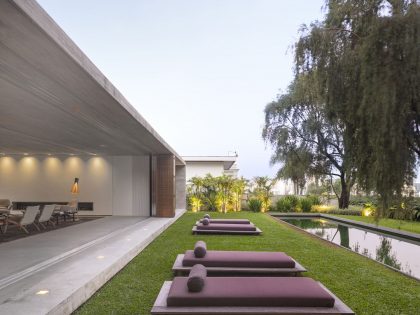 A Spacious Concrete House with Rich and Warm Interior Tones in São Paulo by Studio MK27 & Lair Reis (6)