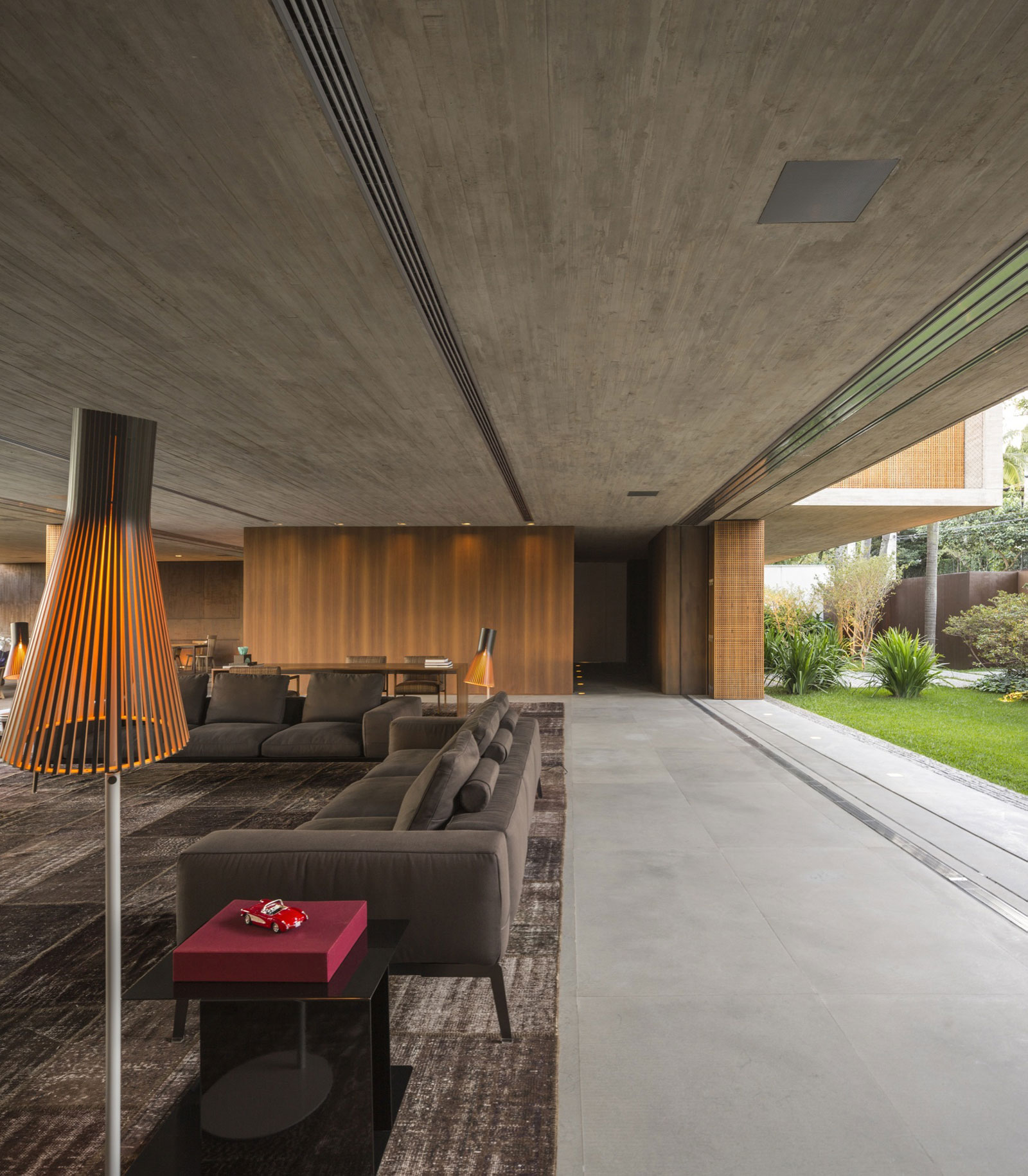 A Spacious Concrete House with Rich and Warm Interior Tones in São Paulo by Studio MK27 & Lair Reis (7)