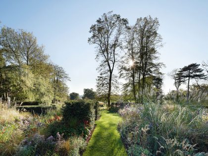 A Spacious Contemporary Home with Airy Interior and Vast Gardens in London by Hufton + Crow (8)