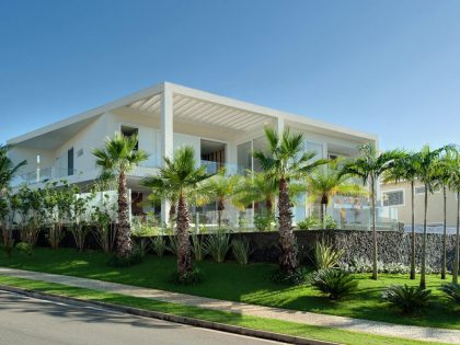 A Spacious Contemporary Home with High Ceilings and Tall Glass Walls in Goiânia, Brazil by Dayala+Rafael Arquitetura (1)