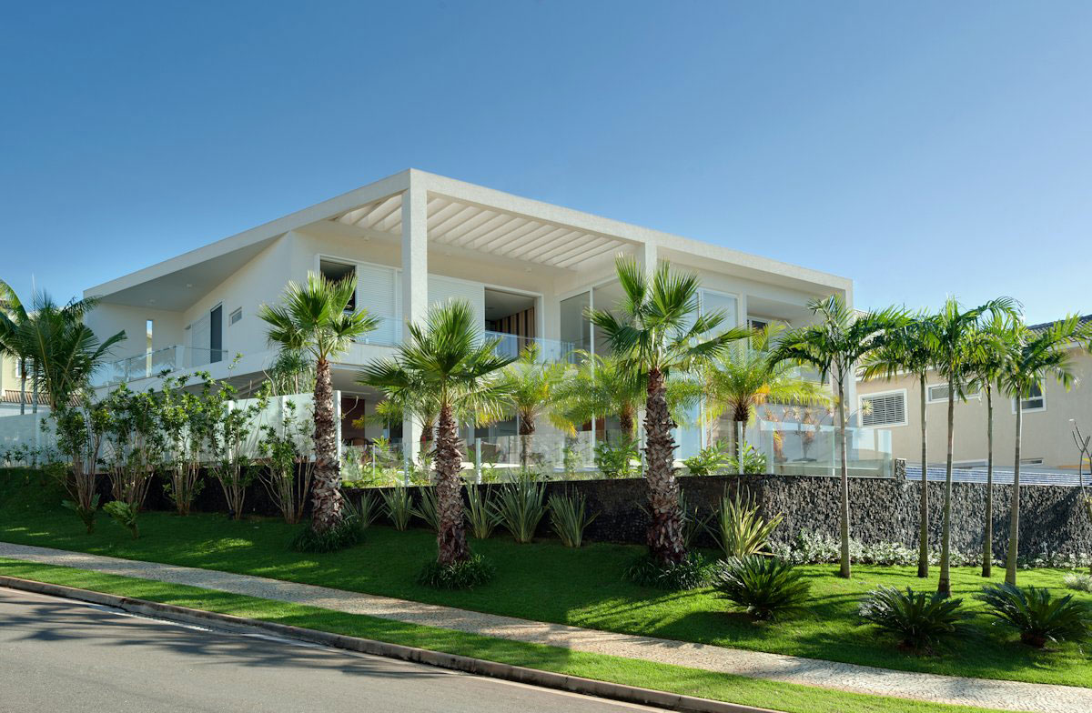 A Spacious Contemporary Home with High Ceilings and Tall Glass Walls in Goiânia, Brazil by Dayala+Rafael Arquitetura (1)