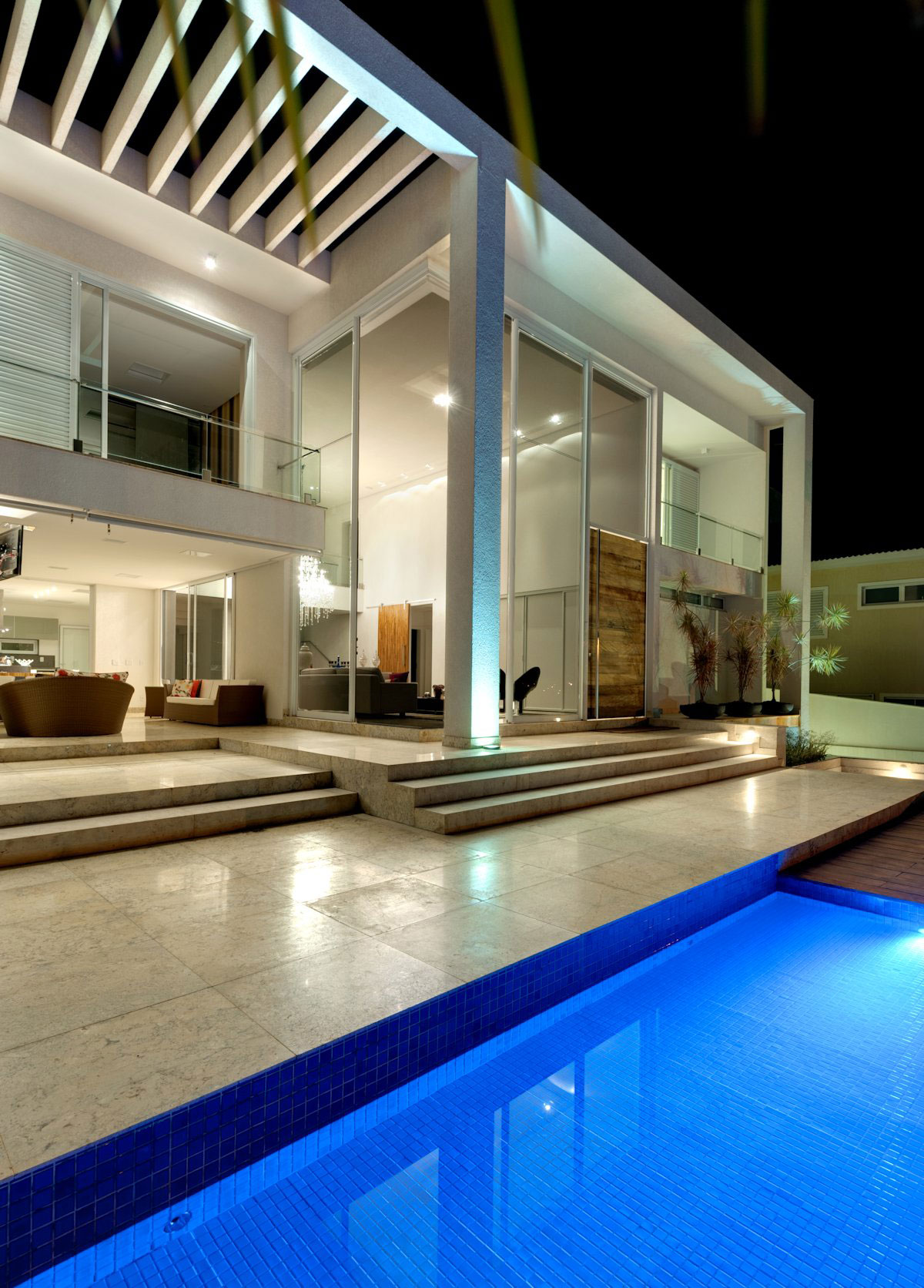 A Spacious Contemporary Home with High Ceilings and Tall Glass Walls in Goiânia, Brazil by Dayala+Rafael Arquitetura (10)