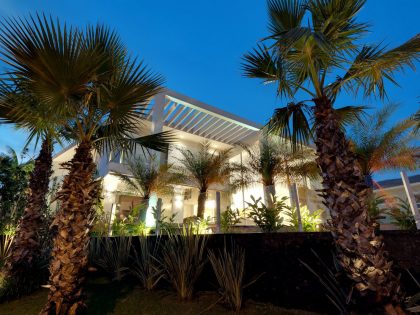 A Spacious Contemporary Home with High Ceilings and Tall Glass Walls in Goiânia, Brazil by Dayala+Rafael Arquitetura (13)