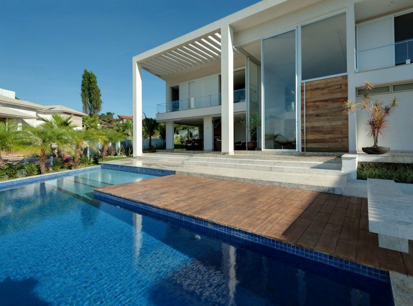 A Spacious Contemporary Home with High Ceilings and Tall Glass Walls in Goiânia, Brazil by Dayala+Rafael Arquitetura (2)