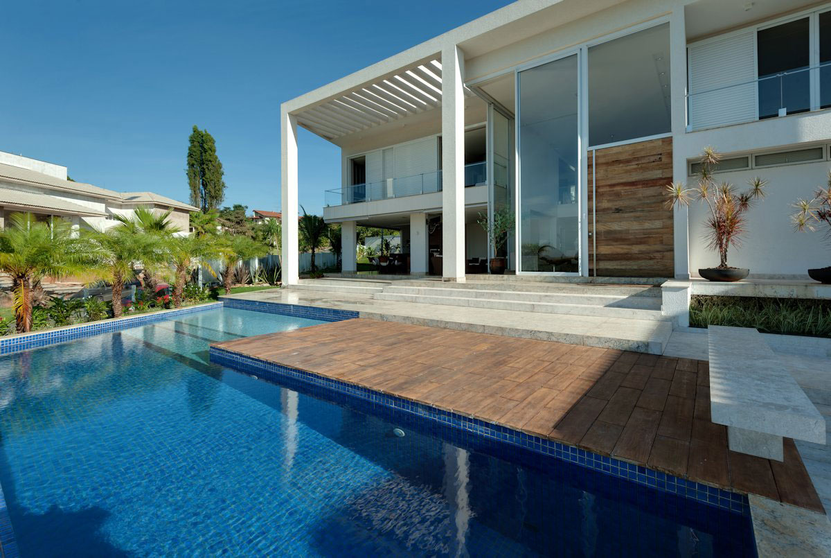 A Spacious Contemporary Home with High Ceilings and Tall Glass Walls in Goiânia, Brazil by Dayala+Rafael Arquitetura (2)