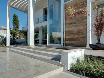 A Spacious Contemporary Home with High Ceilings and Tall Glass Walls in Goiânia, Brazil by Dayala+Rafael Arquitetura (3)