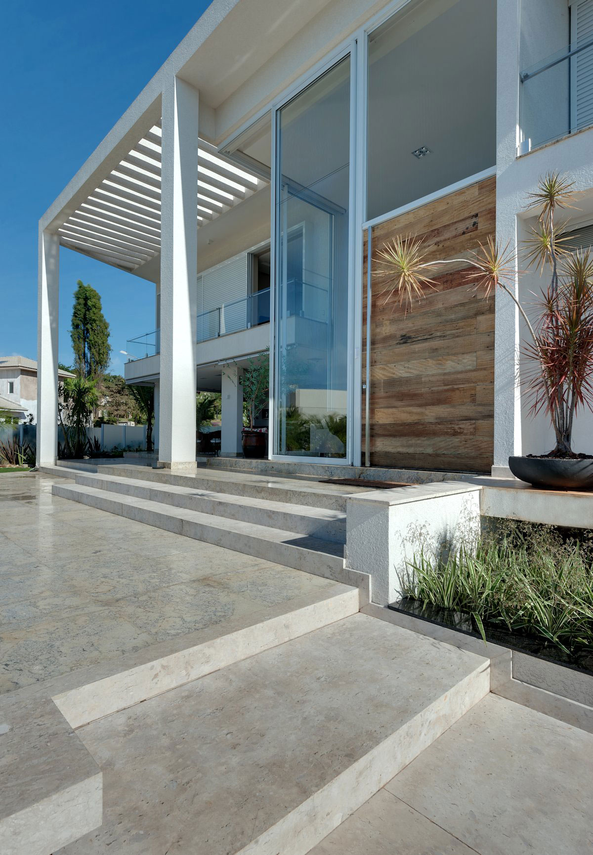 A Spacious Contemporary Home with High Ceilings and Tall Glass Walls in Goiânia, Brazil by Dayala+Rafael Arquitetura (3)