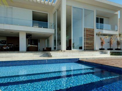 A Spacious Contemporary Home with High Ceilings and Tall Glass Walls in Goiânia, Brazil by Dayala+Rafael Arquitetura (4)