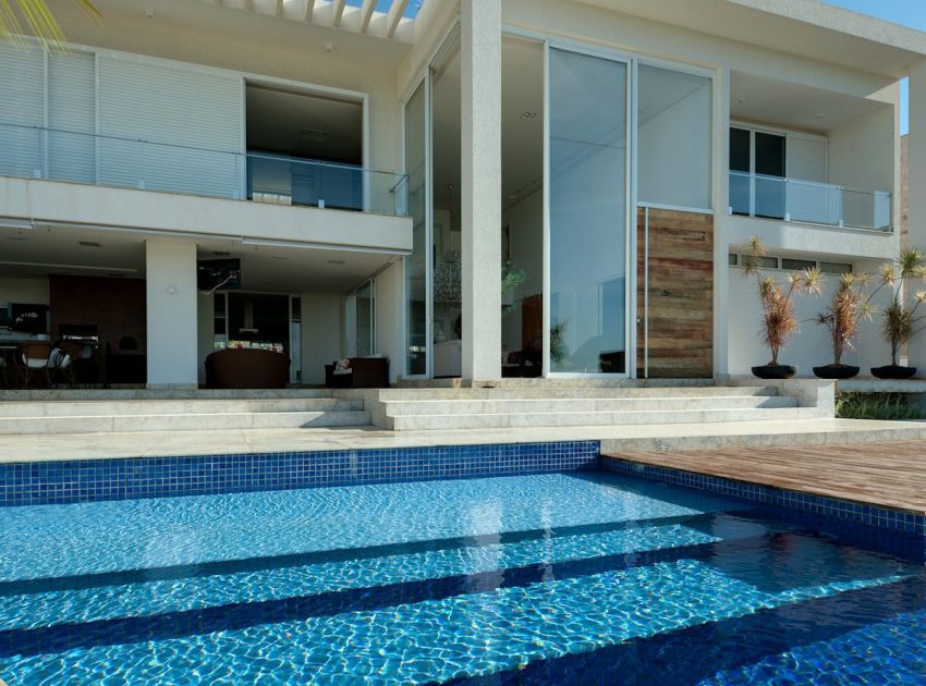 A Spacious Contemporary Home with High Ceilings and Tall Glass Walls in Goiânia, Brazil by Dayala+Rafael Arquitetura (4)