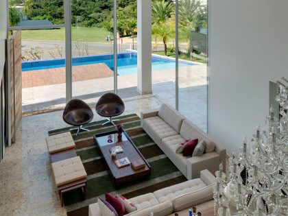 A Spacious Contemporary Home with High Ceilings and Tall Glass Walls in Goiânia, Brazil by Dayala+Rafael Arquitetura (5)