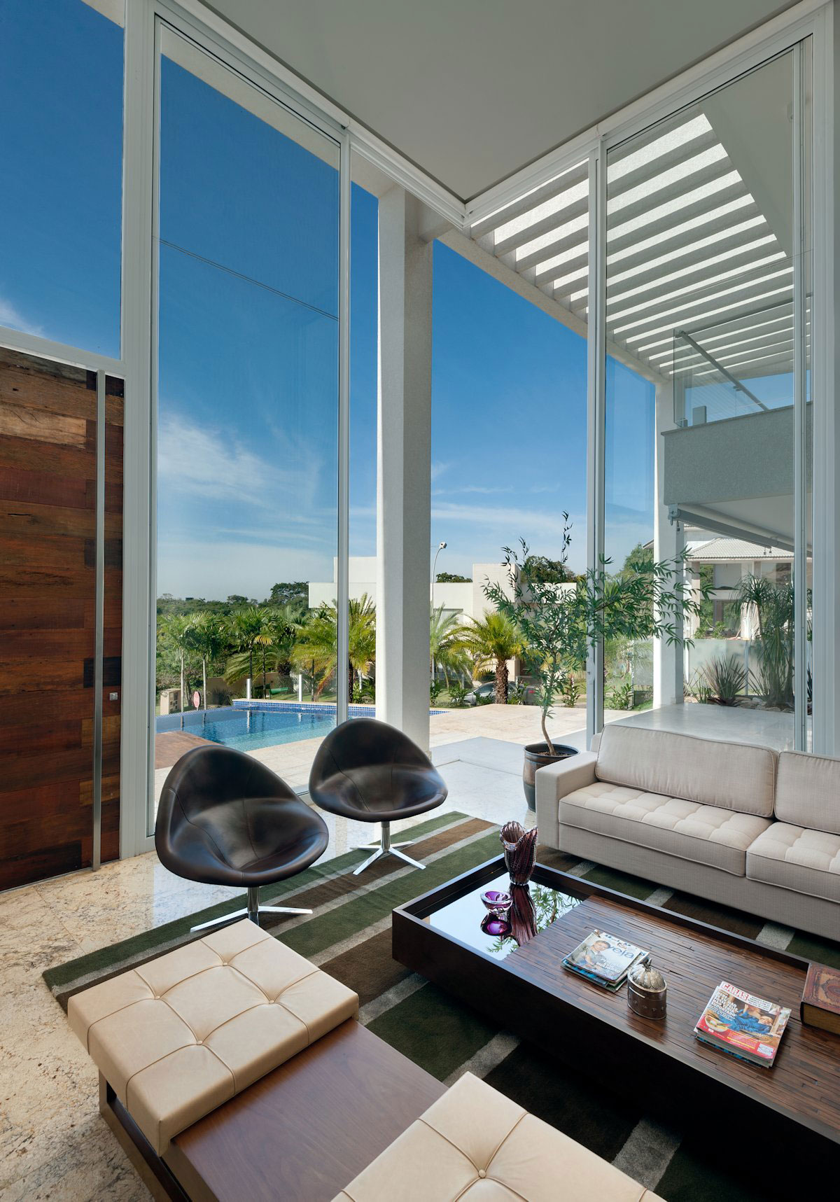 A Spacious Contemporary Home with High Ceilings and Tall Glass Walls in Goiânia, Brazil by Dayala+Rafael Arquitetura (6)