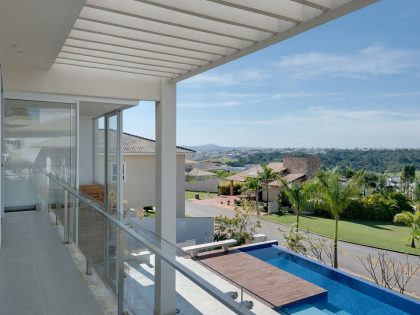 A Spacious Contemporary Home with High Ceilings and Tall Glass Walls in Goiânia, Brazil by Dayala+Rafael Arquitetura (7)