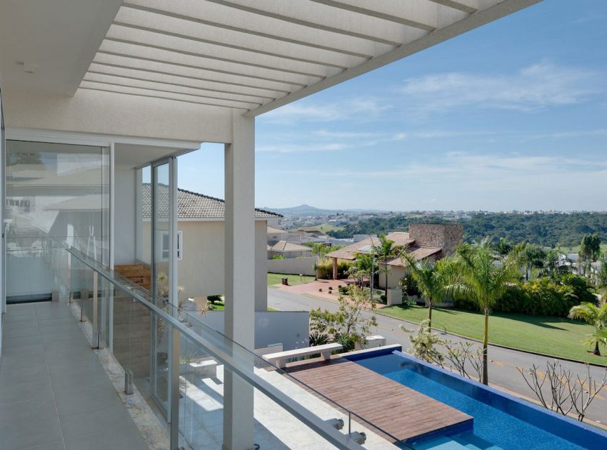 A Spacious Contemporary Home with High Ceilings and Tall Glass Walls in Goiânia, Brazil by Dayala+Rafael Arquitetura (7)